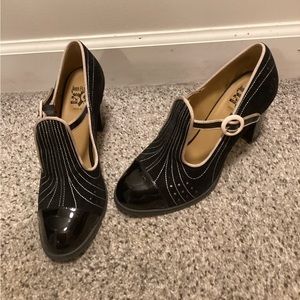 John Fluevog attic Tova black shoes 9 Mary Jane contrast t strap heel buckle